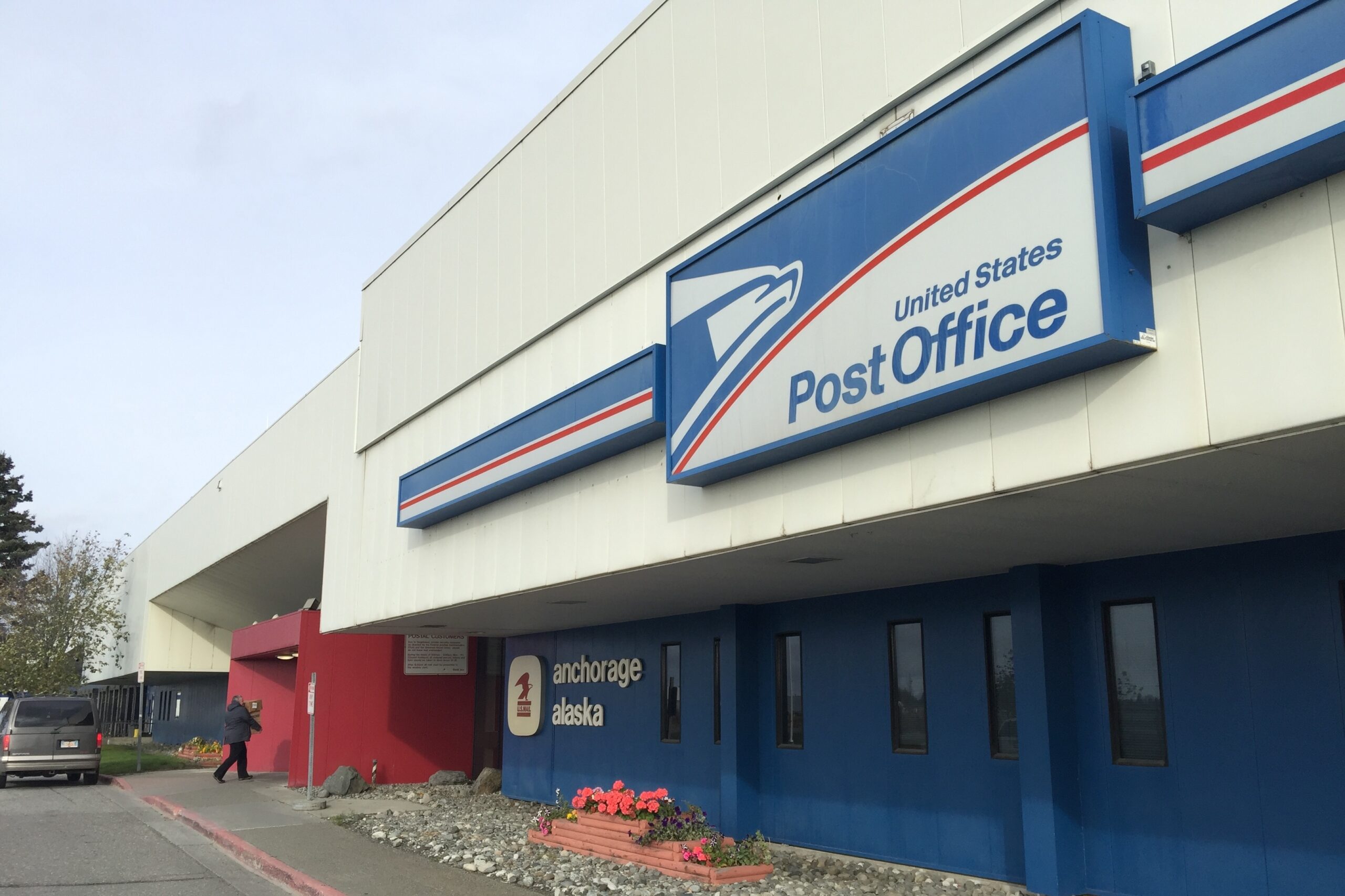 A Bear Walked Into The Anchorage Airport Post Office And Wouldn t Leave Police Shot It Anchorage Daily News