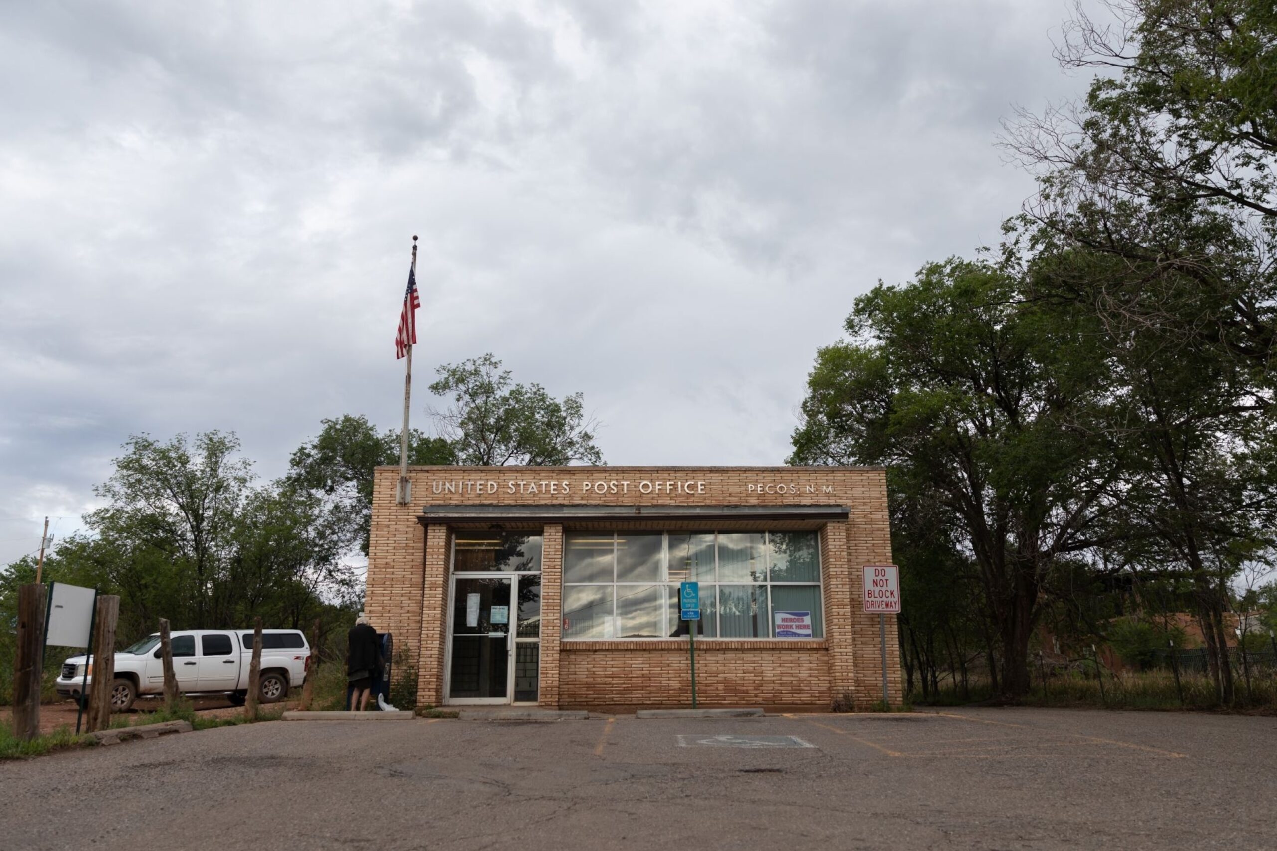 wichita ks post office hours