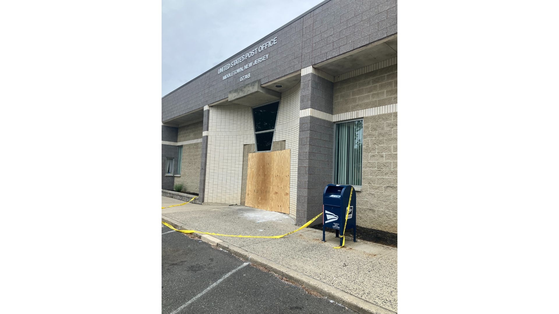 Car Crashes Into Middletown Post Office