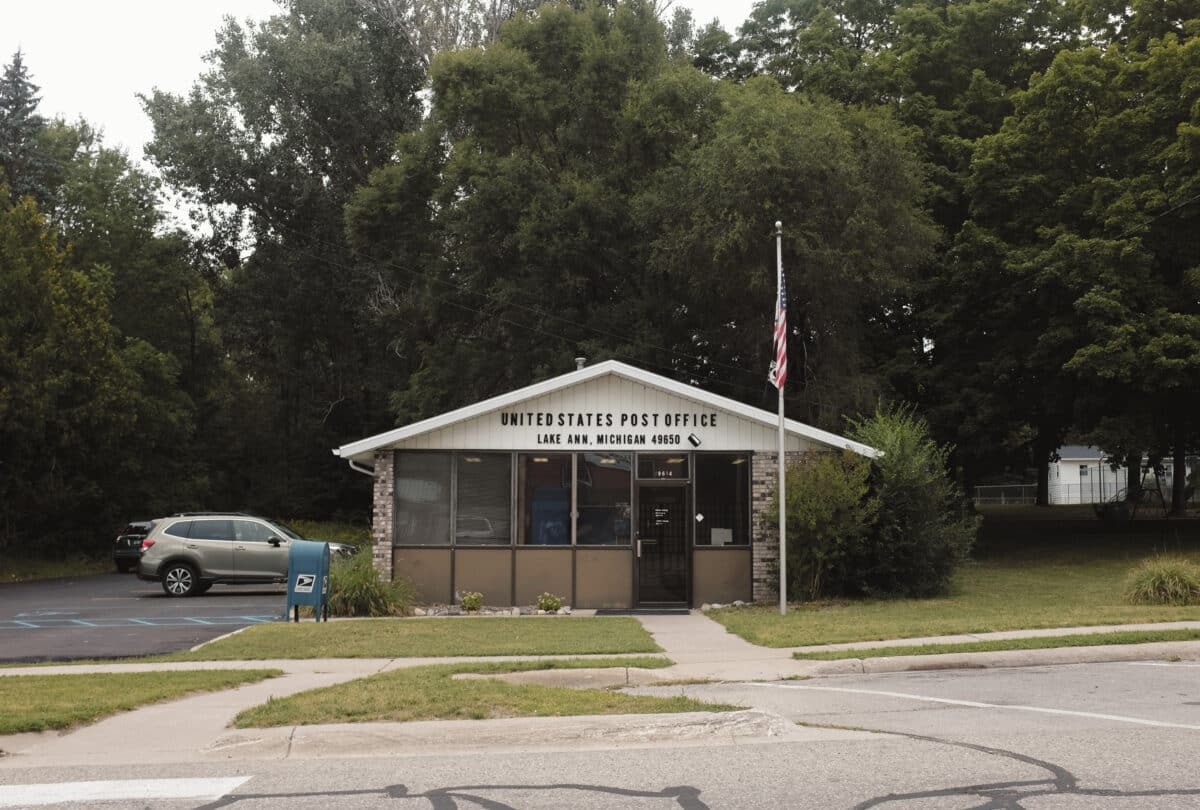 lake city post office hours