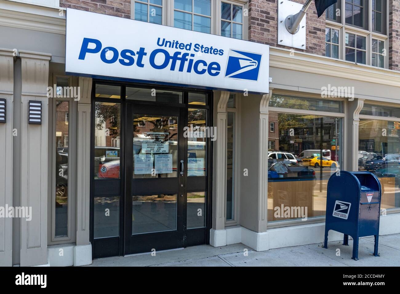 NEW YORK NY AUGUST 17 The Exterior Of A United States Postal Service USPS Post Office In Long Island City Is Seen On August 17 2020 In Queens Stock Photo Alamy