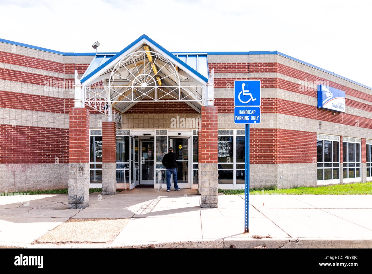 Sterling USA April 4 2018 United States Postal Service USPS Office Exterior In Loudoun County Virginia With Man Walking To Entrance Sign Blue Stock Photo Alamy