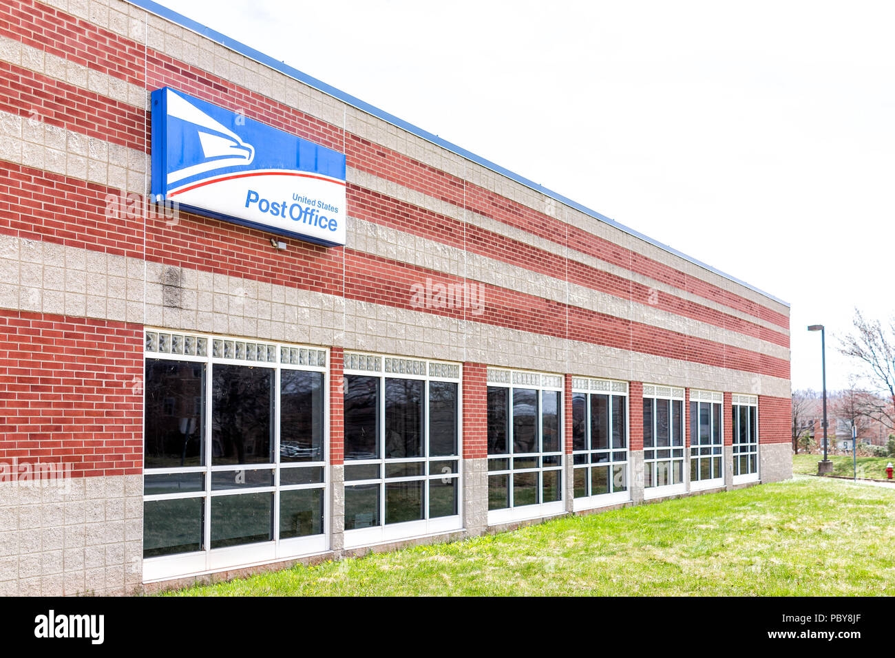 Sterling USA April 4 2018 United States Postal Service USPS Office Exterior In Loudoun County Virginia With Nobody Sign Blue Logo Stock Photo Alamy