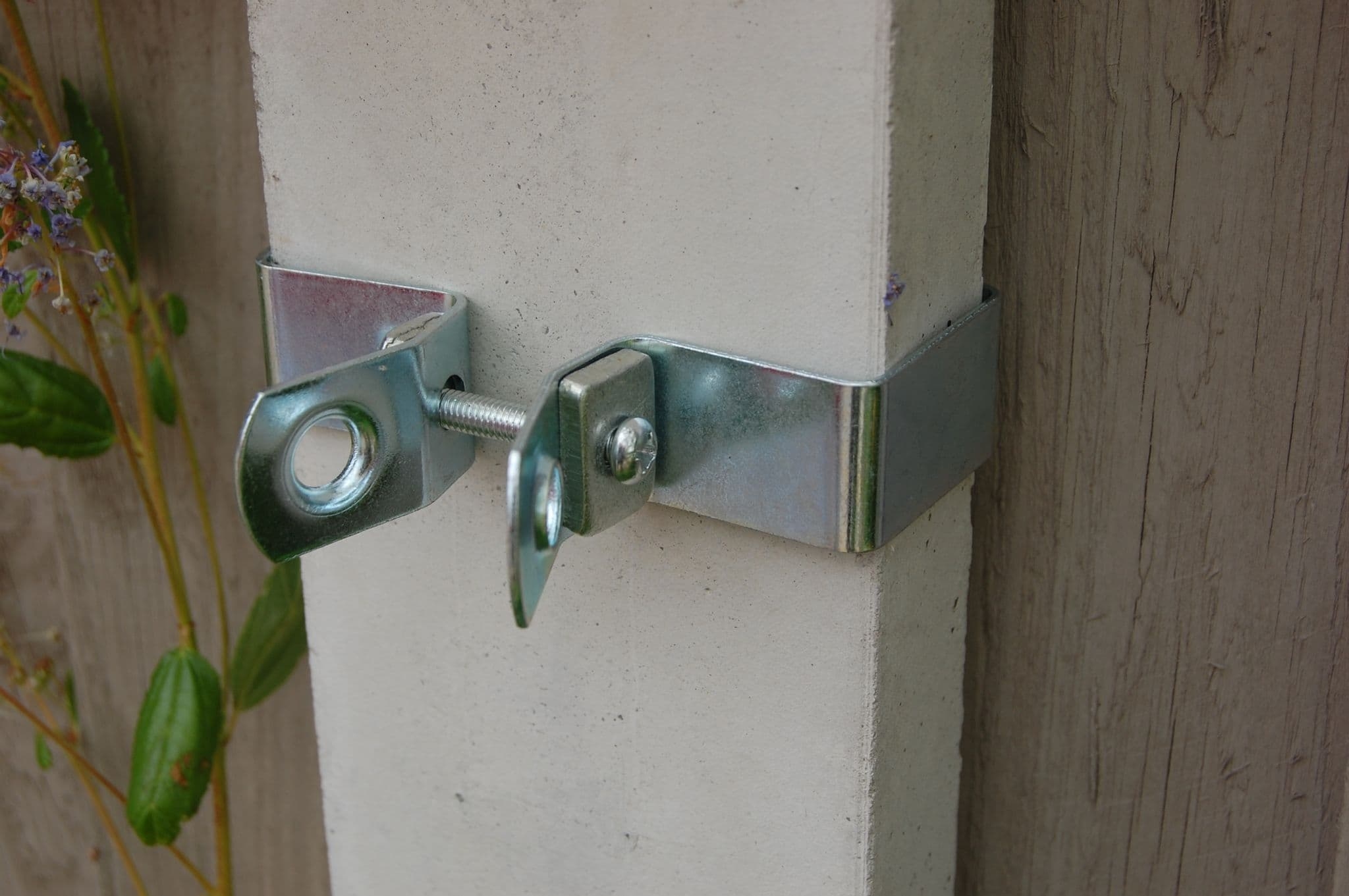 Wire Anchor Bracket For Concrete Fence Posts
