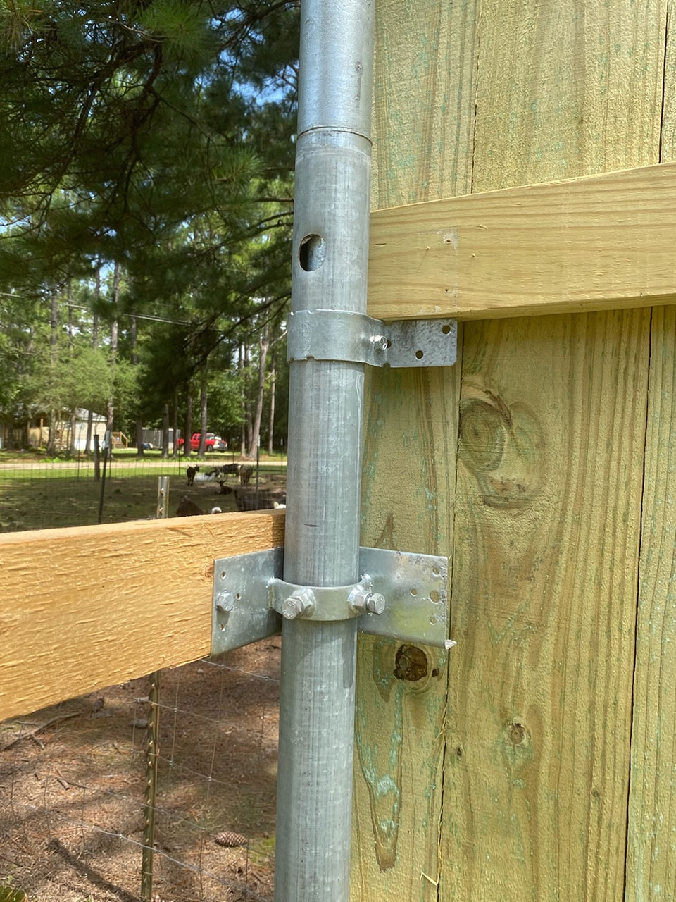 Wood To Round Steel Post Adaptors Line Configuration Hoover Fence Co 